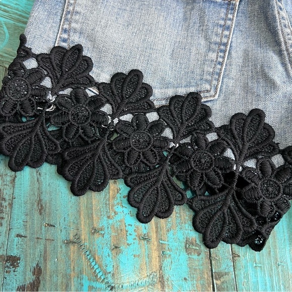 Express Low Rise Relaxed Lace Embellished Denim Shorts Size 00 - Picture 4 of 10